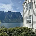 Nyrestaurert Hus Fra 1700-tallet Bjorgo