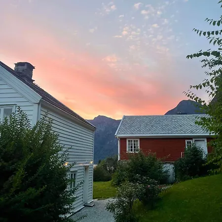 Nyrestaurert Hus Fra 1700-tallet 펜션