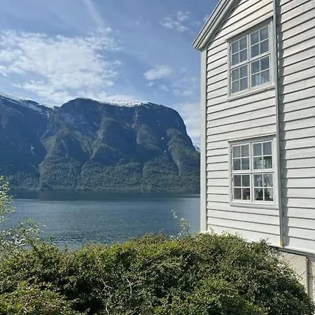 Nyrestaurert Hus Fra 1700-tallet Aurland