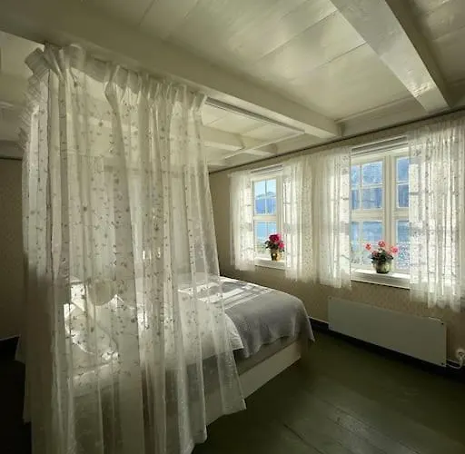 Holiday home Nyrestaurert Hus Fra 1700-tallet Bjørgo