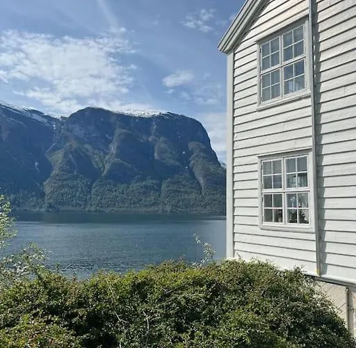 Nyrestaurert Hus Fra 1700-tallet Bjørgo