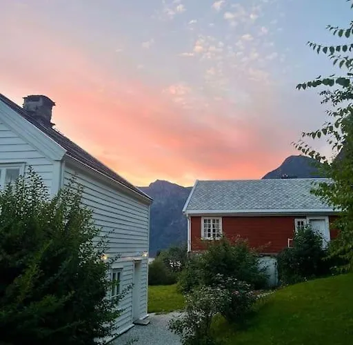 度假居 Nyrestaurert Hus Fra 1700-tallet